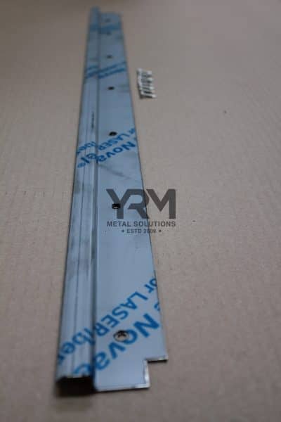 Land Rover Defender, Parts, Accessories, YRM091, roestvrij staal, stainless steel, rear steel door thresh, loadspace mat retainer strip, AFP10120SS