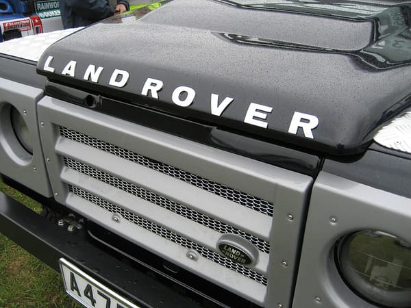 Land Rover Defender Motorkap Letters